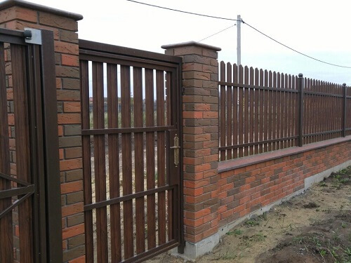 Установка забора из металлоштакетника в Заславле